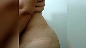 Gravo minha vizinha se masturbando com peitões e bunda grande