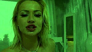 見てよ、デカ尻ホが靴でモンスターチンアナル！