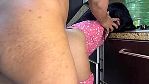 Figliastra stupenda in pigiama stuzzica il suocero con culo grande per anale a pecorina