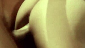 Vintage mogen får fittan borrad djupt i vild trekant-action.