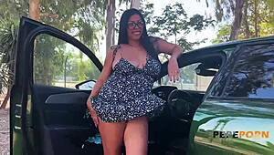 Αυτό το κάστινγκ με τροχούς έγινε υπερκαυτό με τη μεγάλη γεμάτη MILF Lola Smith να συνεντευάζεται και να λυγίζει σε doggystyle
