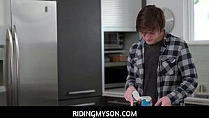 继母Penny Barber抓到Tyler Cruise操面团罐，哎呀，帮助他！