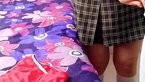 Estudiante latina masturba a su profesor Gustavo después de clase en su apartamento