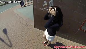 Yo, Bu Amatör Genç Kız Emiyor ve Memelerine Boşalıyor!