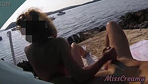 Francuskie pary odważne ręczne na greckiej plaży nudystów