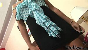 สาวนักเรียนเอเชียเจอจีบที่ถนนกรุงเทพฯ โดนแตกใส่หน้า