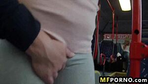Гореща мацка Bonnie Shaiww чукана в обществен автобус
