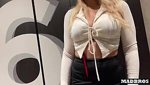 Anglická manažerka se nechá vyvrtat v záchodech a výtahu během divokého pracovního dne