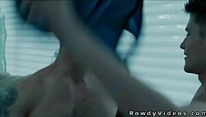 Ποδακτύλος δελεάζει ταχυδρόμο για έντονο αναλ σεξ στο σπίτι της παραλίας σε καυτή συνάντηση