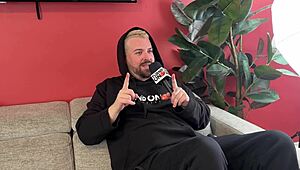 בלונדינית צעירה לילי פיליפס צוללת לבכורה קשה בפורנו ליד הבית