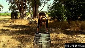 Morena espectacular provoca con sus tetas grandes naturales y coño peludo al aire libre