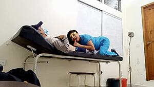 يا إلهي، ممرضة لاتينية في مقابلة مع مريض! وبعدين تتناك بقوة في مكتب المستشفى!