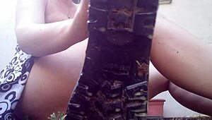 舔我沾满绿泥的黄色靴子！现在跟我去花园！