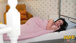 Fake Hostel: Latina con tetas grandes y culo jugoso es clavada