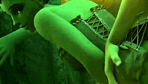 Sombra buigt voorover voor ruige doggystyle neuk