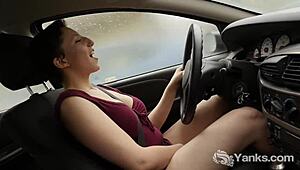 Regarde-moi, Jenny Mace, jouir fort en conduisant solo