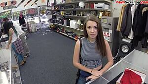 شوف الجميلة الصغيرة 18+ السمراء تروح لمحل الرهن عشان سكس ساخن مع غريب