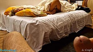 Mąż dzieli się żoną z kumplem na pierwszy dziki trójkąt w życiu, totalny klimat swingersów