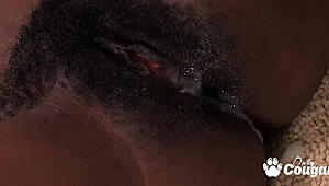 यह डेलिशियस एबोनी मिल्फ अपनी हैरी चूत खोलती है ह्यूज क्रीमपाई के लिए! 😍