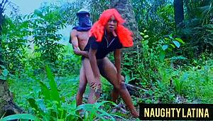 いたずらなラティーナが元彼とこっそり野外で激しい正常位