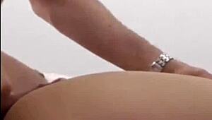 Cewek Italia Nakal Godain Orang Asing Buat Cumshot di Memek Ngentot?