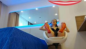 オイル塗れの露出狂が濡れた毛むくじゃらのアソコで誘惑