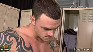 섹시한 자크들이 뜨거운 세션에서 거대한 자지 삼킴