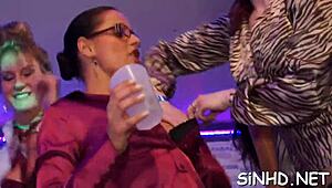 Wah, pesta seks meledak jadi orgy amatir liar dengan banging matang hardcore di mana-mana!