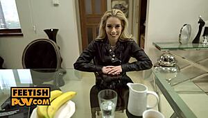 POV Nesty dá boquete foda de quatro e punheta no pé safada em cowgirl