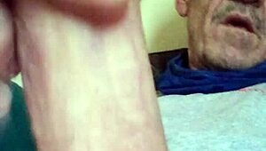 Apunak tetszel és nem bírja ki, hogy ne döngetje szűk tested minden este. Még többre vágyik!