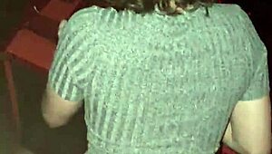 Sesso reale al cinema con Darcy Dark che succhia un grosso cazzo in pubblico