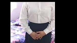 Colegiala se calienta con el profe, probando semen por primera vez en video casero