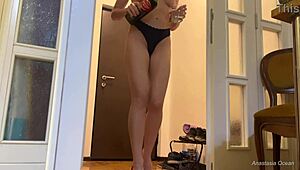 嘿，我脱掉内裤给送货员当礼物