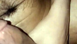 큰 검은 라호리 자지에서 사정하는 강렬한 쾌감 느끼기