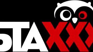 בלונדינית קלי סטקס מטפלת בזין שחור בתחת הצר שלה