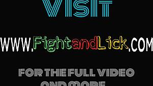 Lesbiennes busty en lutte slam des godes durs dans un catfight sauvage