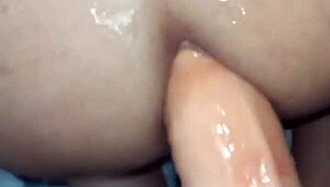 Эй, глянь на эту пухлую сисси-транса с большими сиськами и жопой!