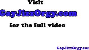 لاعبو كرة القدم يرتاحون في الغرفة الخلفية