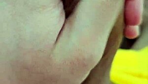 Jeg føler forbindelsen med denne brasilianske twink i solo amatør punheta med naboer.