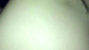 Dia mengerang kuat semasa lelaki amatur hentam pantat dia dalam aksi gay sengit