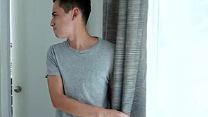 Эй, ты поймал меня! Эбони-мачеха застукала пасынка за дрочкой в спальне