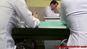 Вау! Лезбијска школарка 18+ потпуно влада својом суб бебом.