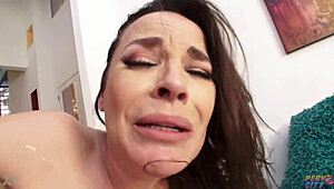 MILF Dana Dearmond의 엉덩이가 넓게 벌어져.