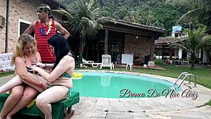 Unga brunetten Melissa Alecxander knullar paret i poolen med Myke Brazil