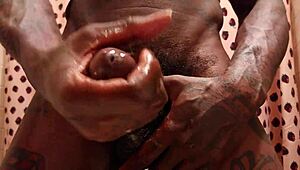 عبادة زب أسود مع هاليلویا جونسون وهو يستمني لوحده