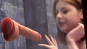 Mollige roodharige 18-jarige rijdt dildo met intense kut actie