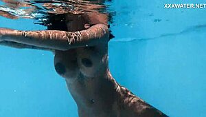 Så med klærne avsides, forfører Yorgelis produsenten i bassenget? Saftige latina pupper og rumpe overalt!