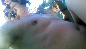 เซ็กส์สุดสวยที่หาดสาธารณะกับปากใต้ทะเล