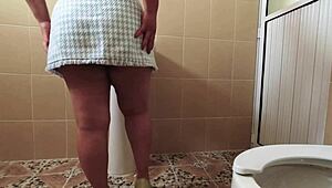 Hun kom i minifalda og så så liderlig ud, kunne ikke modstå