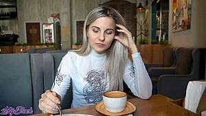 Ich spürte den Fernvibrator summen im vollen Café - Letty Black